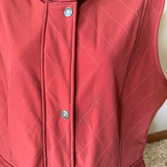 Cripple Creek Ranch-wear Red Quilted Vest & Collared Button Up w/ Double Pockets - Picture 5 of 13